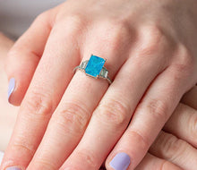 Load image into Gallery viewer, Diamond Style London - Aquamarine coloured ring in rhodium plating with c (Item code: Aquaring6)
