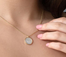 Load image into Gallery viewer, Diamond Style London - Pearl Clover Pendant in Gold plating (Item code: Pearlcloverpengold)