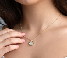Load image into Gallery viewer, Diamond Style London - Pearl Clover Pendant in Gold plating (Item code: Pearlcloverpengold)